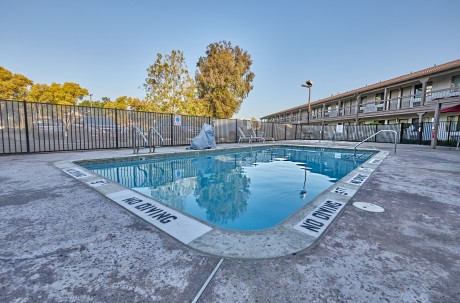 Welcome To Premier Inns Concord - Pool Area